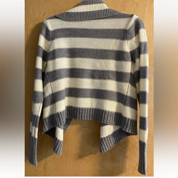 MISSES RUE 21 GRAY AND WHITE LONG SLEEVE CARDIGAN SIZE MEDIUM Nice condition - Picture 3 of 9